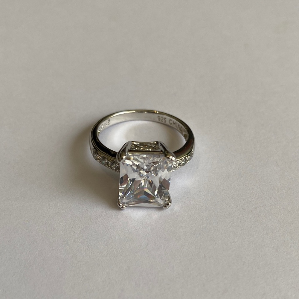 Stunning Sterling Silver CZ Ring [Size 8] - Picture 7 of 7